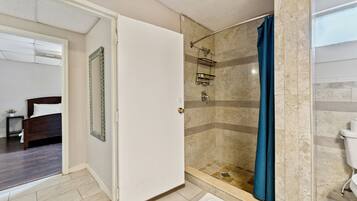 Een douche, handdoeken