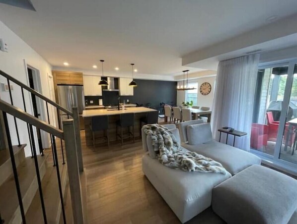 Smart TV, fireplace, computer monitors, printers