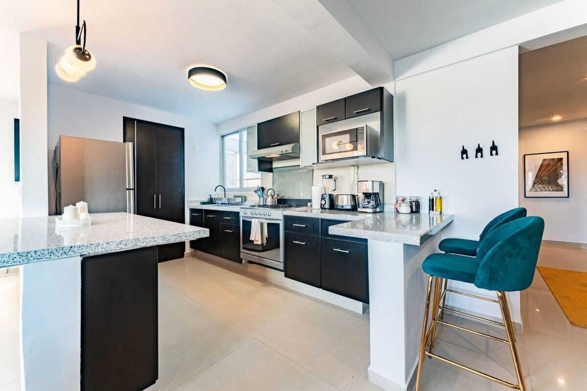 Refrigerador, microondas, horno y parrilla de estufa 