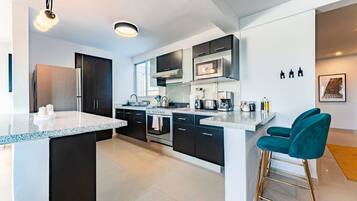 Refrigerador, microondas, horno y parrilla de estufa