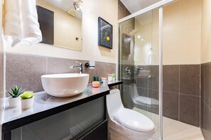 Dusch, hårtork, handdukar och tvål