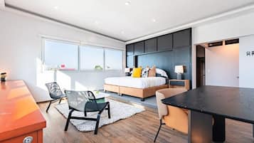 8 habitaciones, escritorio y tabla de planchar con plancha