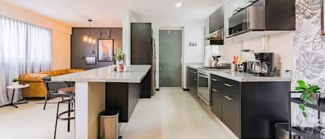 Réfrigérateur, four à micro-ondes, un four, surface de cuisson