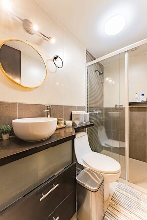 Shower, hair dryer, towels, shampoo - Roma Norte 2-Unit Condo, Near Cafes & Attractions (Ciudad de México)