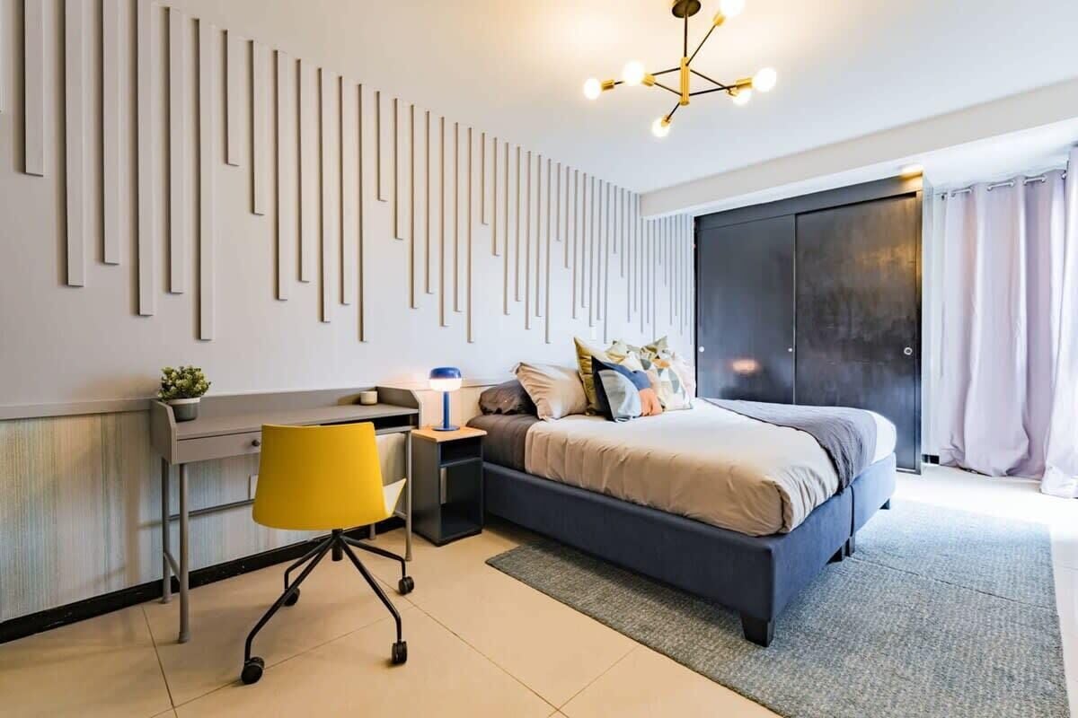 6 bedrooms, desk, iron/ironing board, travel crib