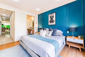 6 عدّة غرف نوم ومكتب ومكواة/لوح كي وسرير سفر