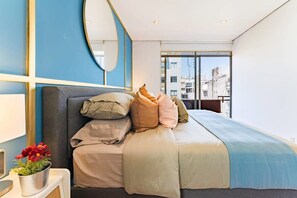 6 bedrooms, desk, iron/ironing board, travel crib