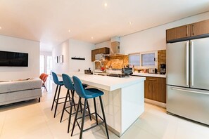 ثلاجة، ميكروويف، فرن، موقد طهي مسطح