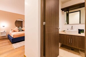 シャワー、ヘアドライヤー、タオル