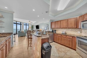 Fridge, microwave, oven, stovetop - The Oasis 605 Coastal Charm & Breezy Beach Vibes (Orange Beach)
