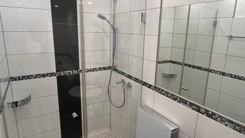 Basic-Zweibettzimmer, Nichtraucher | Schreibtisch, laptopgeeigneter Arbeitsplatz, kostenloses WLAN