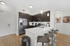 Fridge, microwave, oven, stovetop - San Diego Stay, Pool, Gym, Near Zoo, Petco Park & SeaWorld (San Diego)