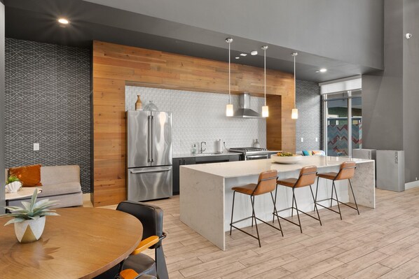 Fridge, microwave, oven, stovetop - San Diego Stay, Pool, Gym, Near Zoo, Petco Park & SeaWorld (San Diego)