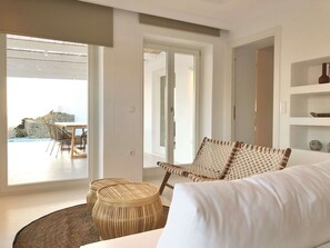 Suite – panorama | Oppholdsområde | En 45-tommers Flatskjerm-TV med Parabol-TV samt Netflix