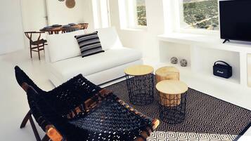 Panoramic Suite | Living area | 45-inch flat-screen TV with satellite channels, Netflix