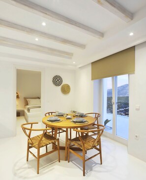 Suite – panorama | Oppholdsområde | En 45-tommers Flatskjerm-TV med Parabol-TV samt Netflix