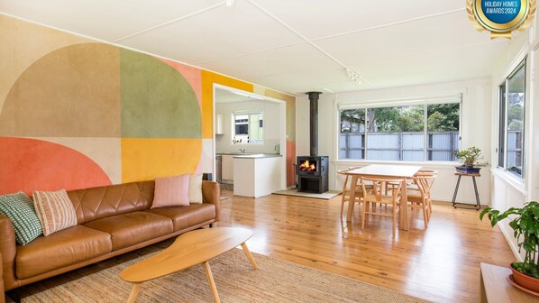 Televisor intel·ligent, llar de foc, llibres i estèreo 