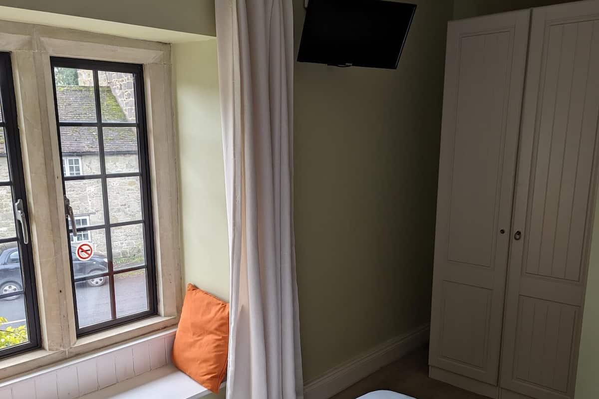 Traditional Double Room, Ensuite | 1 bedroom, iron/ironing board, free WiFi