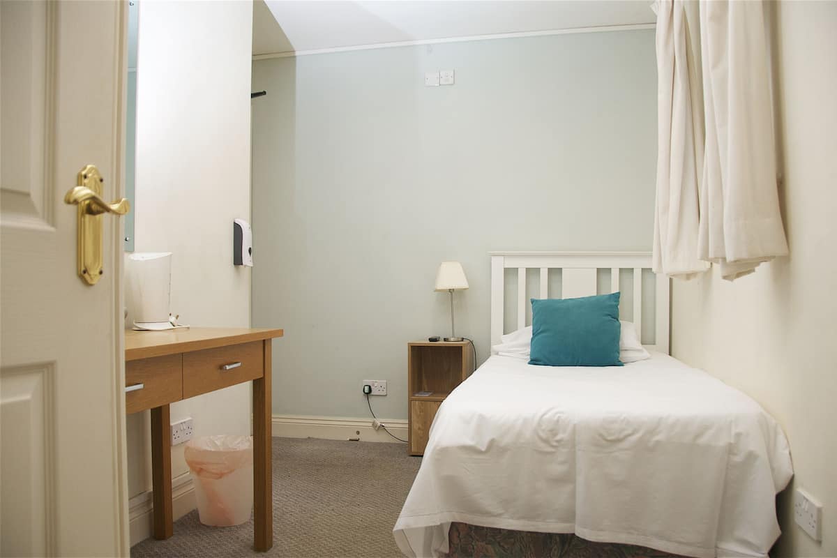 Standard Room | 1 bedroom, iron/ironing board, free WiFi