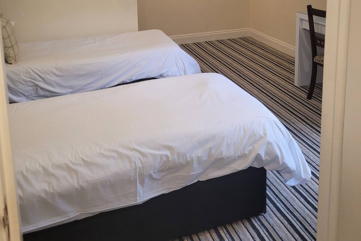 Traditional Room | Iron/ironing board (on request), WiFi (free)