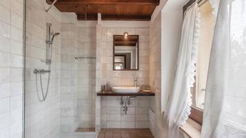Douche, sĂšche-cheveux, bidet, serviettes fournies