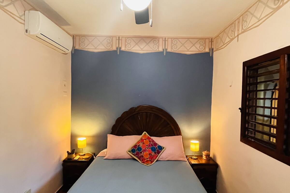 Quarto casal de uso individual | Roupas de cama antialérgicas, Wi-Fi de cortesia, roupa de cama