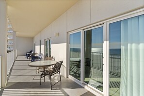Outdoor dining - Gulf Front Condo | Outdoor & Indoor Pools! (Gulf Shores)