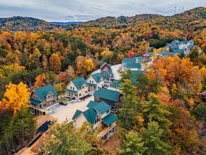Exterior - PRIVATE INDOOR POOL, HOT TUB, CLOSE TO PARKWAY/DOLLYWOOD, EASY ACCESS! (Pigeon Forge)