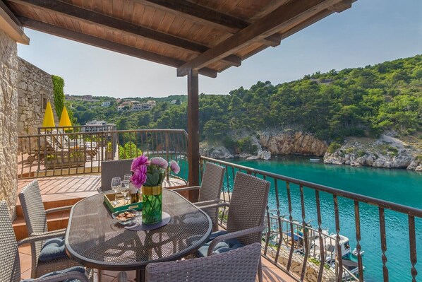 Outdoor dining - Holiday house BELLA MARE with stunning sea view 50m from the beach in Vrbnik on Krk island (Vrbnik)