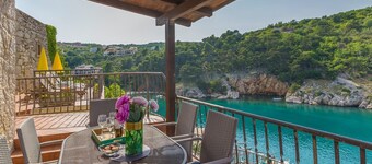 Vakantiehuis BELLA MARE met prachtig uitzicht op zee, op 50 meter van het strand in Vrbnik op het eiland Krk.