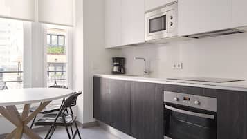 Coffee/tea maker, fridge, microwave, oven