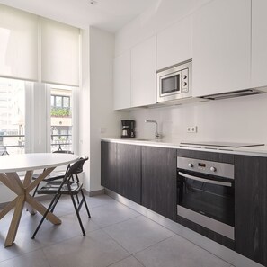 Kjøleskap, mikrobølgeovn, ovn og oppvaskmaskin