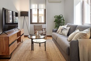 TV - Eiffel | The Rentals Collection (San Sebastián/Donostia)