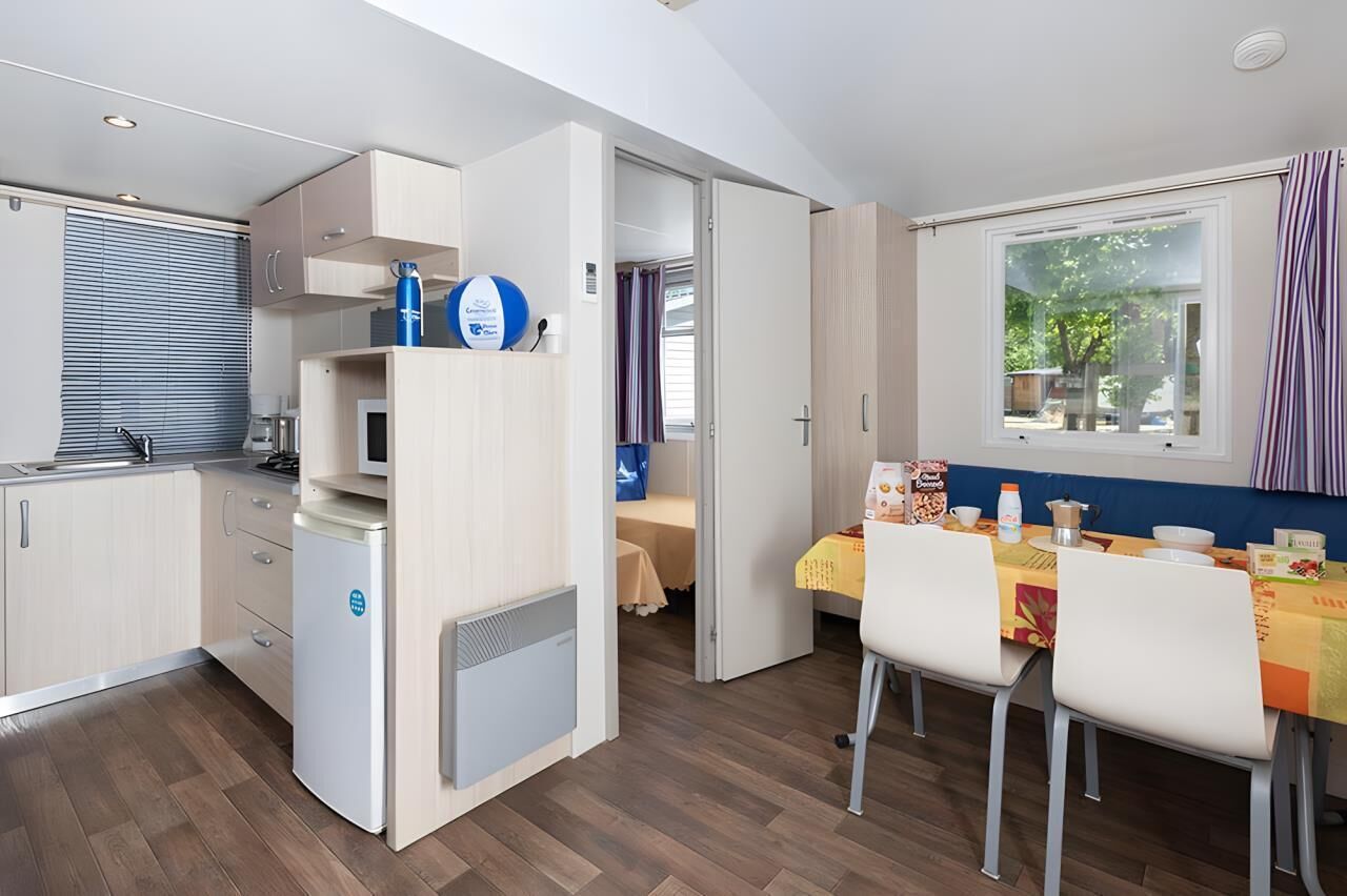 Een koelkast, een kookplaat, een koffiezetapparaat/waterkoker