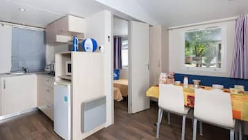 Een koelkast, een kookplaat, een koffiezetapparaat/waterkoker