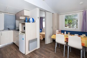 Fridge, stovetop, coffee/tea maker, high chair