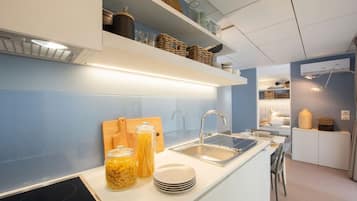 Fridge, coffee/tea maker, highchair