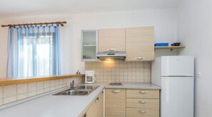 Jääkaappi, kahvin-/teenkeitin, keittoastiat/astiat/ruokailuvälineet