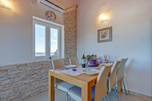Dining - Apartment ROSE with large heated pool 50m2 and sea view (Nerezine)