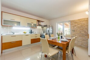 Kühlschrank, Ofen, Geschirrspüler, Wasserkocher mit Kaffee-/Teezubehör