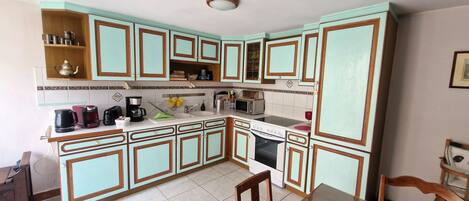 Een koelkast, een microgolfoven, een oven, een vaatwasser