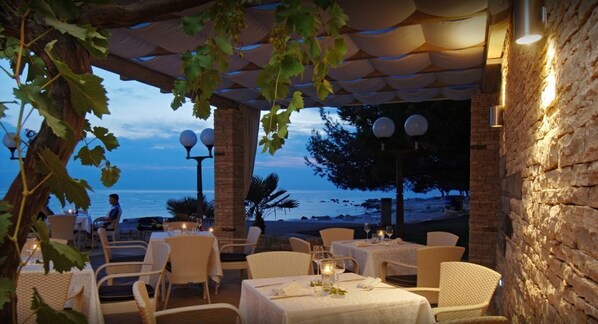 Outdoor dining - Vacation resort Amfora Apartment Premium Family for 7 persons (Umag)