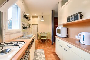 冷蔵庫、電子レンジ、オーブン、コンロ