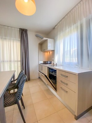 Fridge, microwave, stovetop, high chair - BelVedere Apartment Easy for 4 persons (Castelnuovo del Garda)
