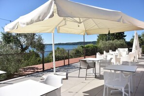 屋外ダイニングエリア