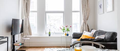 Apartamento | Zona de estar | Smart TV de 45 pulgadas con canales digitales