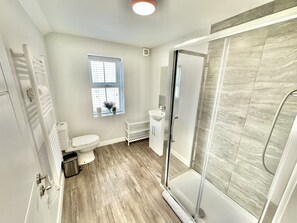 淋浴设施、吹风机、毛巾、肥皂