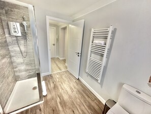 淋浴设施、吹风机、毛巾、肥皂