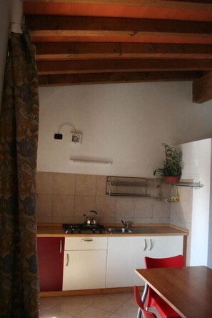 Fridge, stovetop, coffee/tea maker, highchair