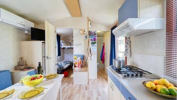 Kühlschrank, Wasserkocher mit Kaffee-/Teezubehör, Hochstuhl